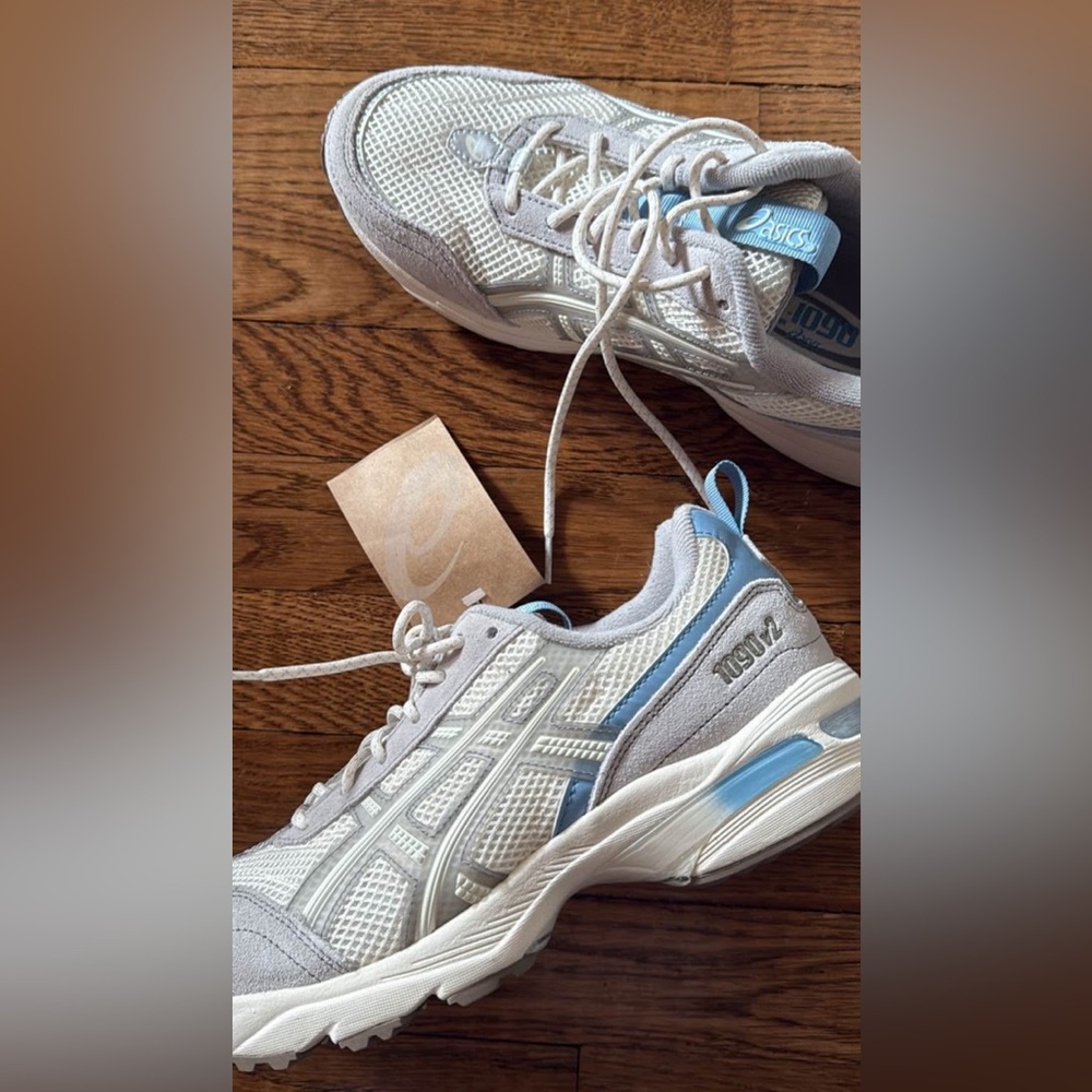 NWT ASICS 1090v2 WOMENS SHOES